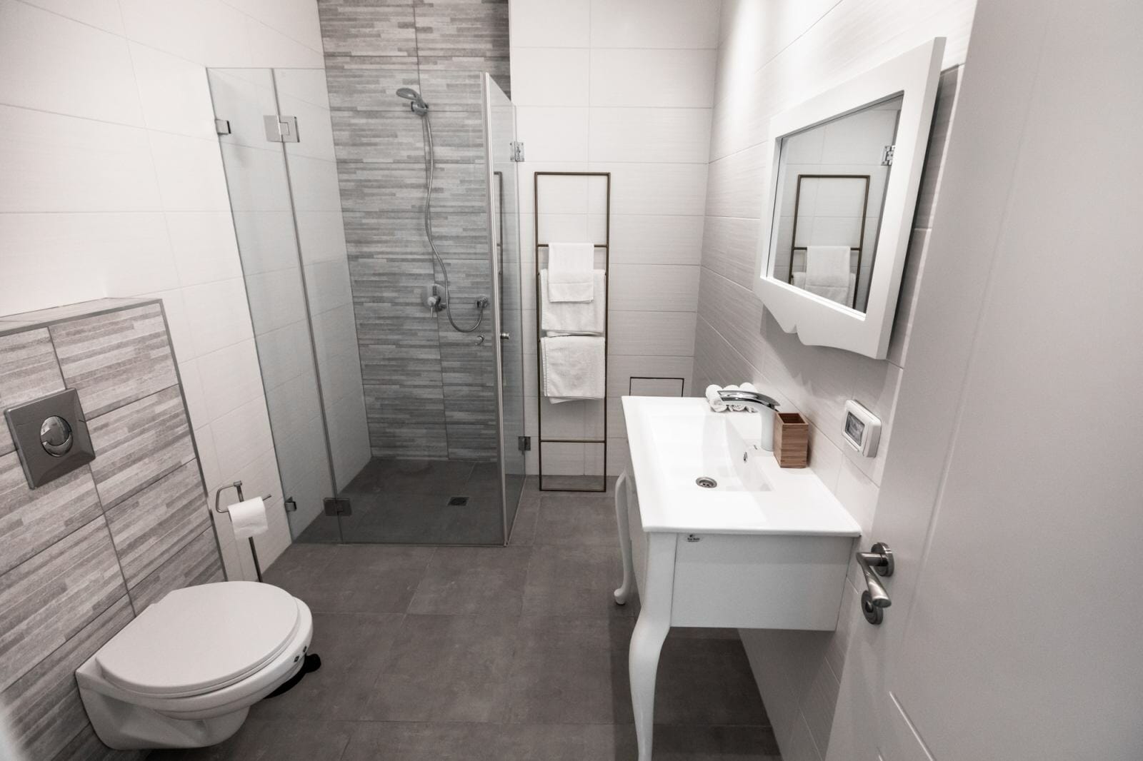 Apartment 003 view 10