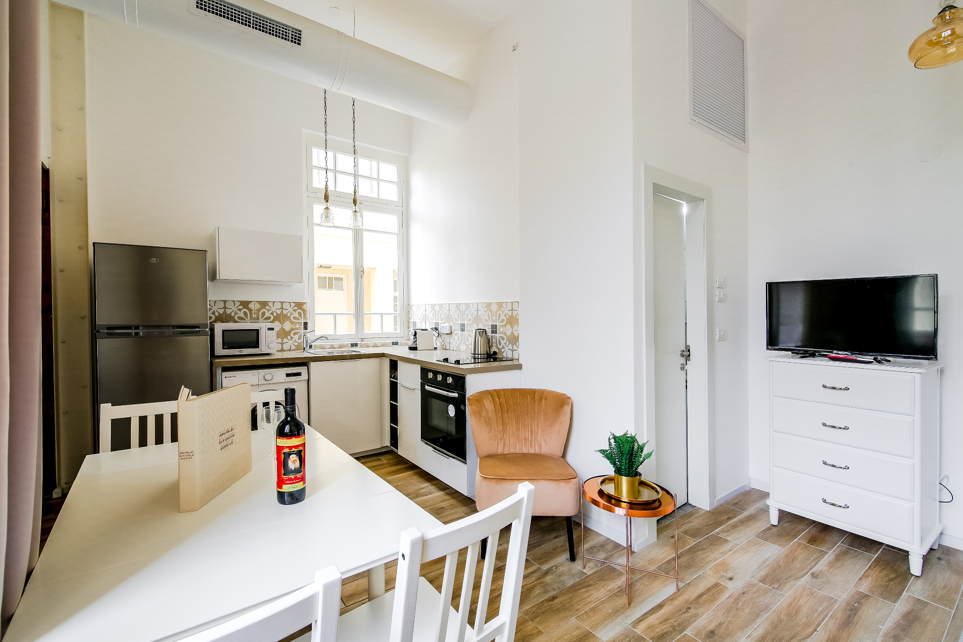 One Bedroom Apartment – Balcony – Street View – 101