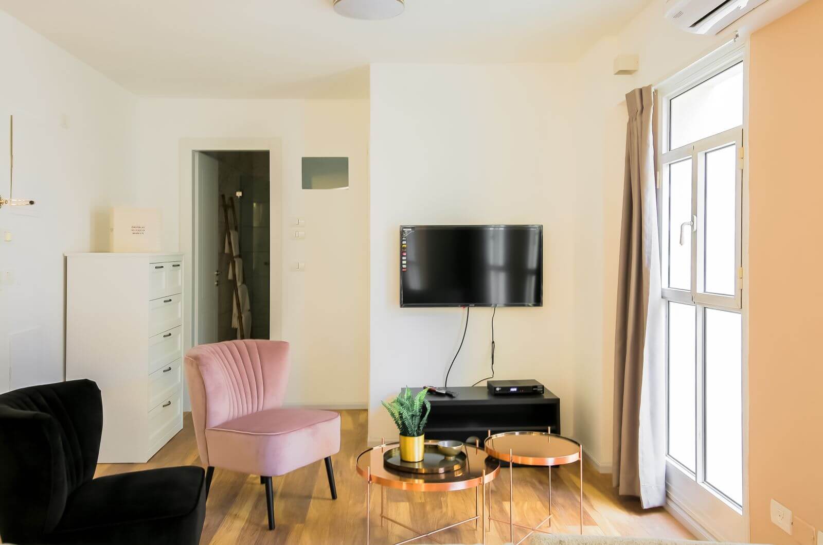 Apartment 105 - Image 4